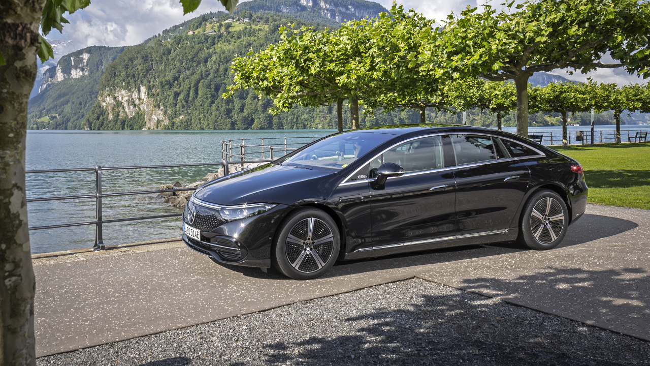 Автомобиль Mercedes-Benz EQS 580 4MATIC 2021 года на фоне гор