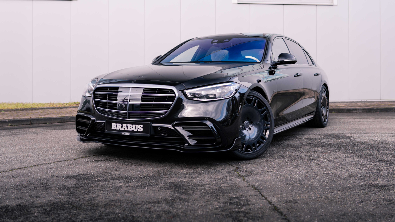 Черный автомобиль BRABUS 500 Mercedes-Benz S 500 L 4MATIC 2021