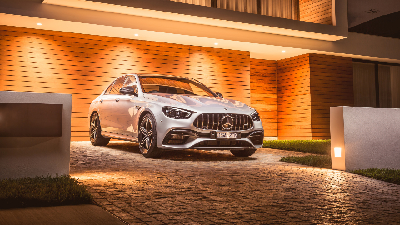 Автомобиль Mercedes-AMG E 63 S 4MATIC+ 2021  у гаража