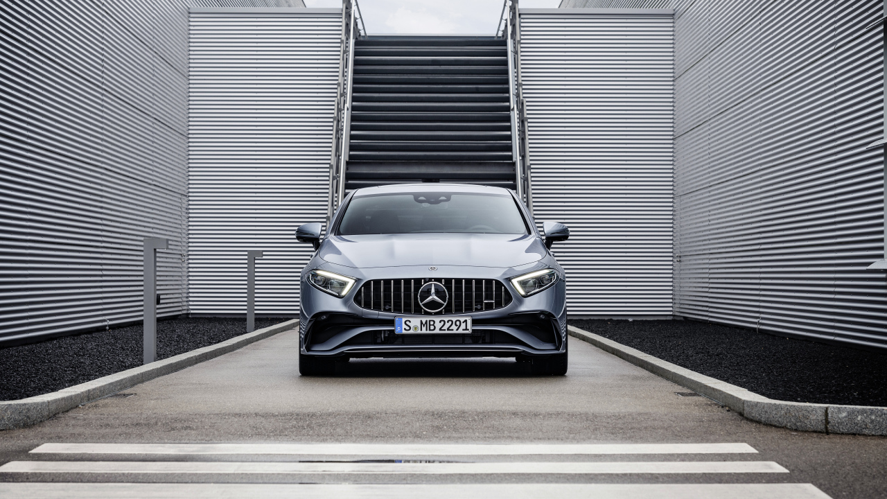 Серебристый автомобиль Mercedes-AMG CLS 53 4MATIC+ 2021 года