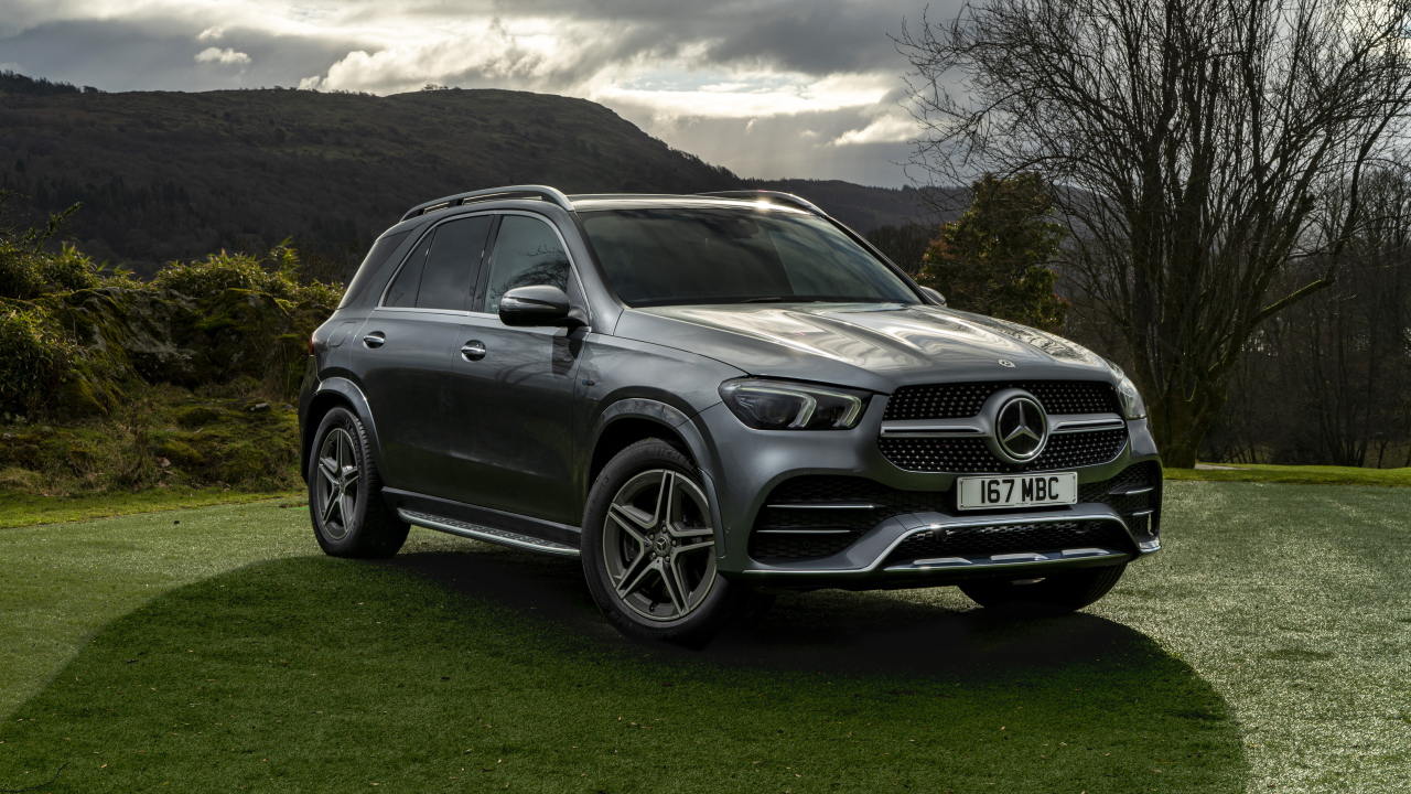 Серебристый автомобиль Mercedes-Benz GLE 350 De 4MATIC AMG Line на траве