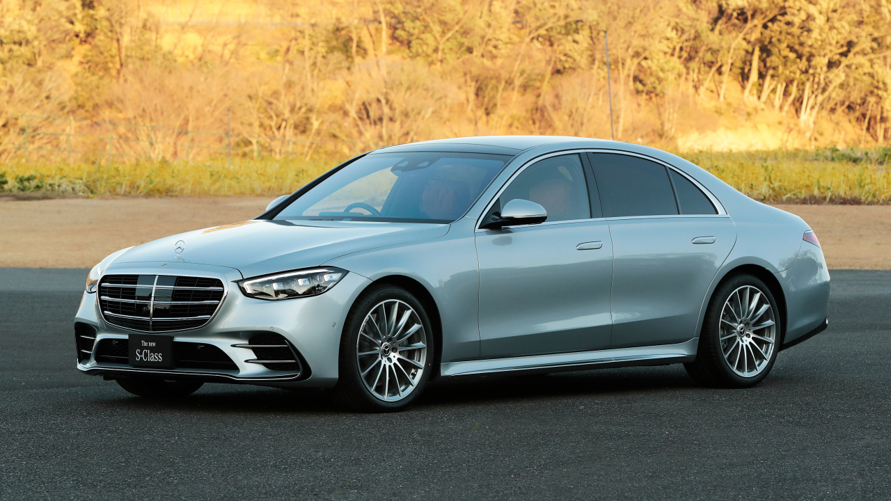 Серебристый автомобиль  Mercedes-Benz S-Class S500 4MATIC Lang AMG Line 2021 года