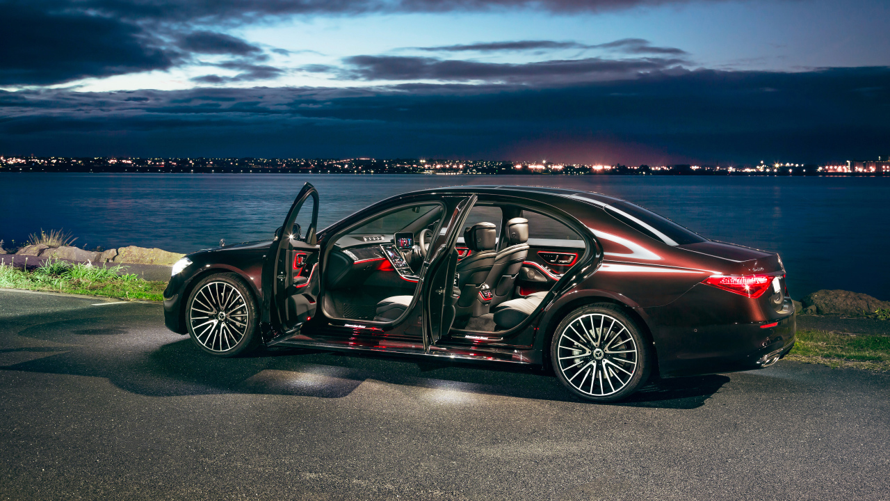 Стильный Mercedes-Benz S 450 Lang 4MATIC AMG Line 2021 года с открытыми дверями