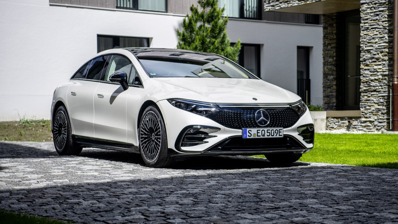 Белый Mercedes-Benz EQS 580, 2021 года у дома