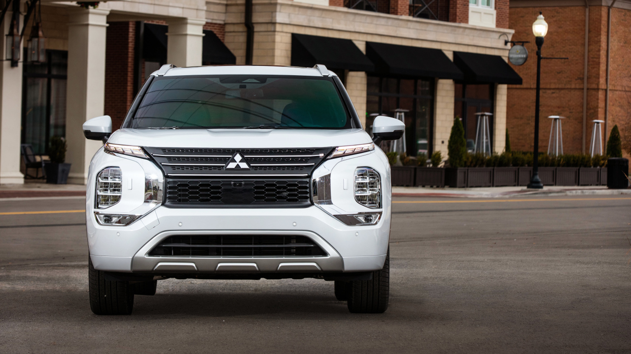 Белый Mitsubishi Outlander SEL, 2021 года вид спереди