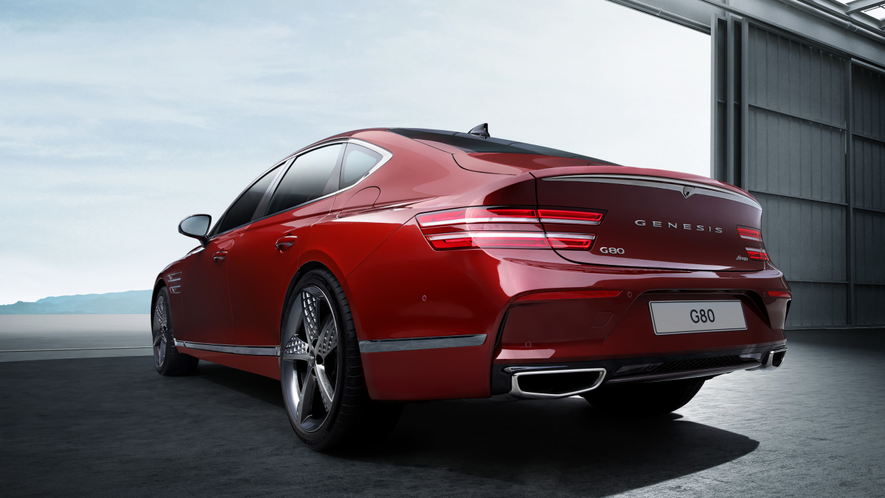 Красный автомобиль Genesis G80 Sport 2021 года вид сзади