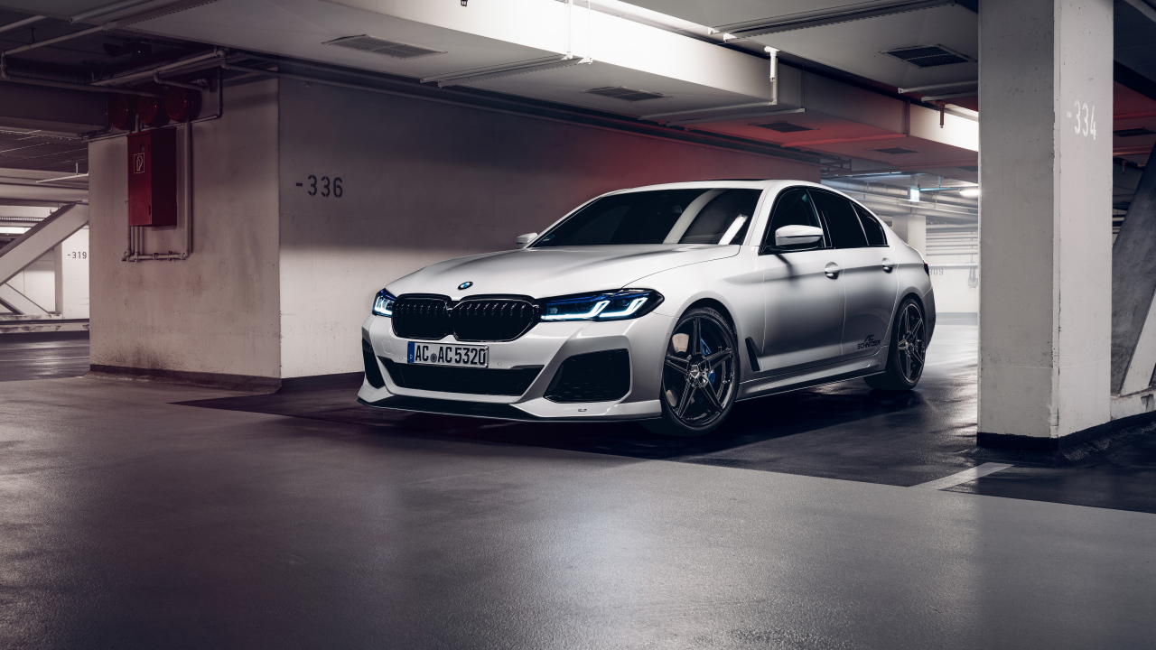 Автомобиль Schnitzer ACS5 3.0d 2021 года выезжает с парковки