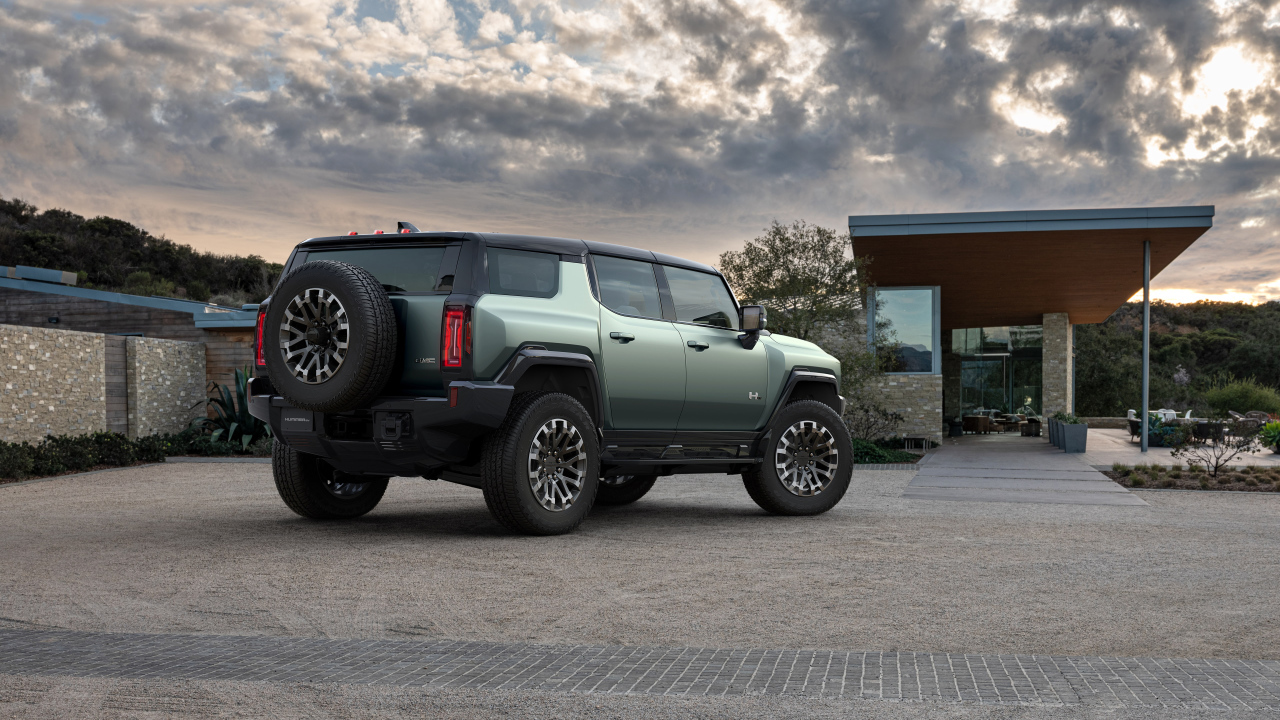 Внедорожник  GMC Hummer EV, 2024  на фоне неба