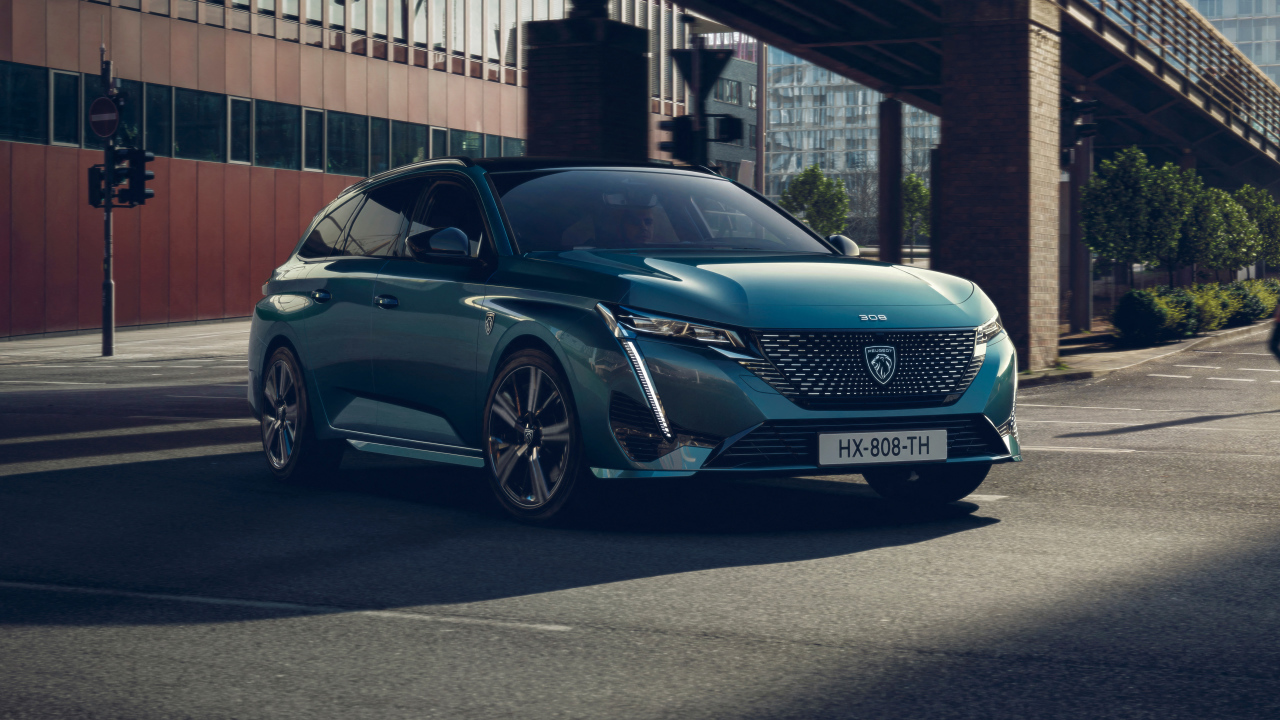 Автомобиль Peugeot 308 SW GT 2021 года под мостом