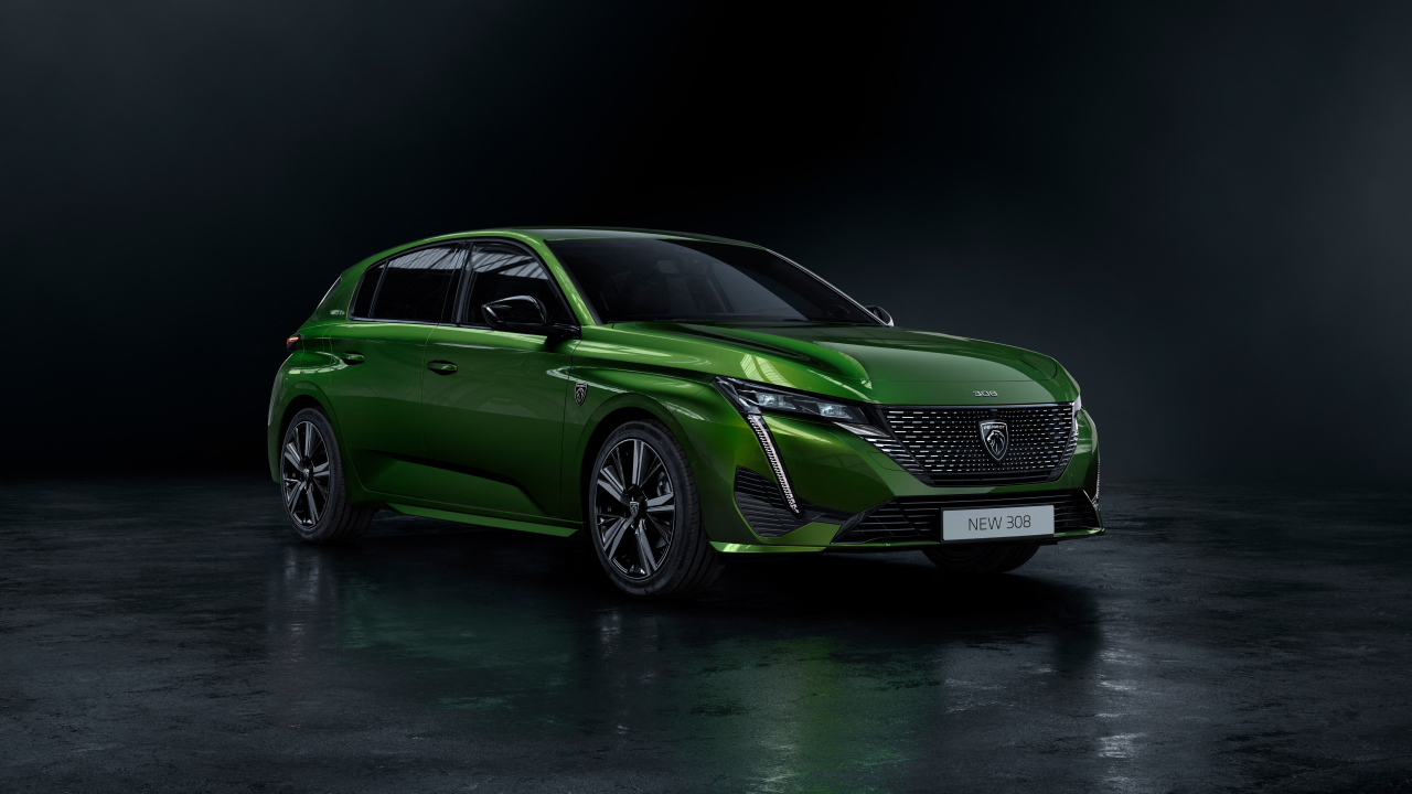 Кроссовер Peugeot 308, 2021 года на черном фоне