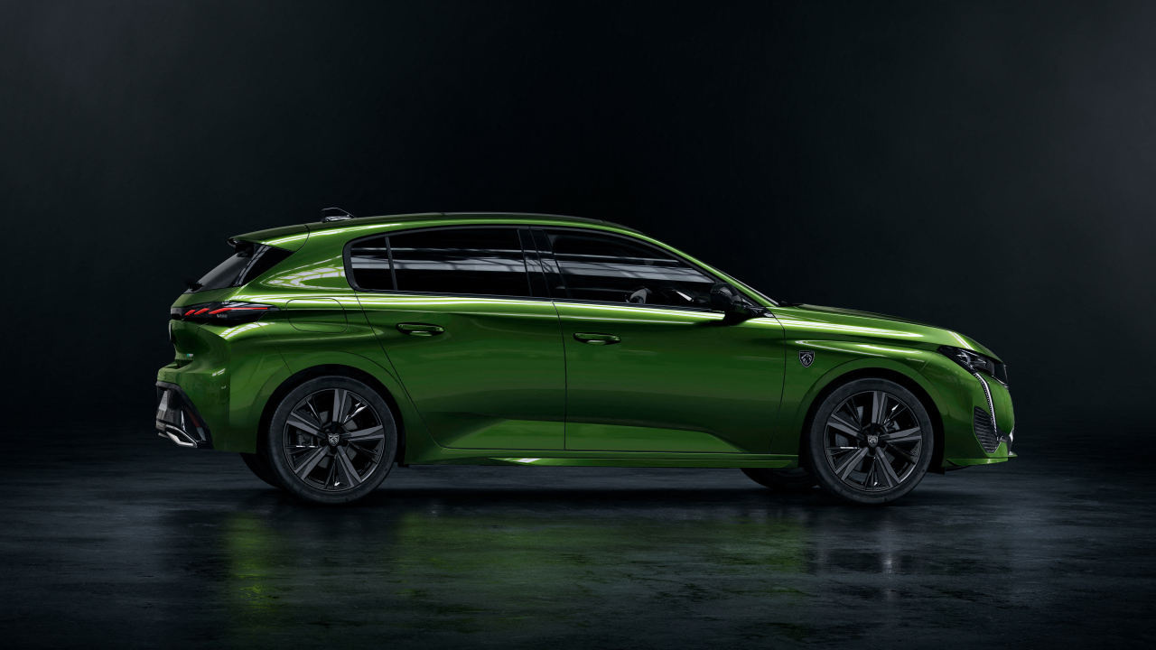 Автомобиль Peugeot 308 вид сбоку на черном фоне