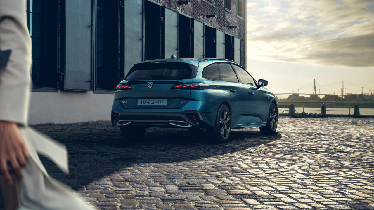 Вид сзади на автомобиль Peugeot 308 SW GT 2021 года