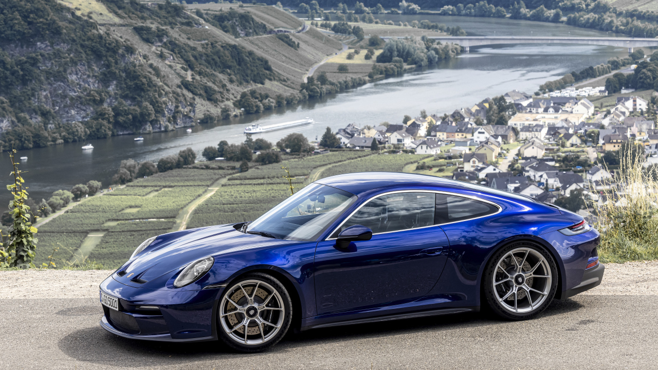 Автомобиль Porsche 911 GT3 Touring PDK 2021  года на фоне фьорда