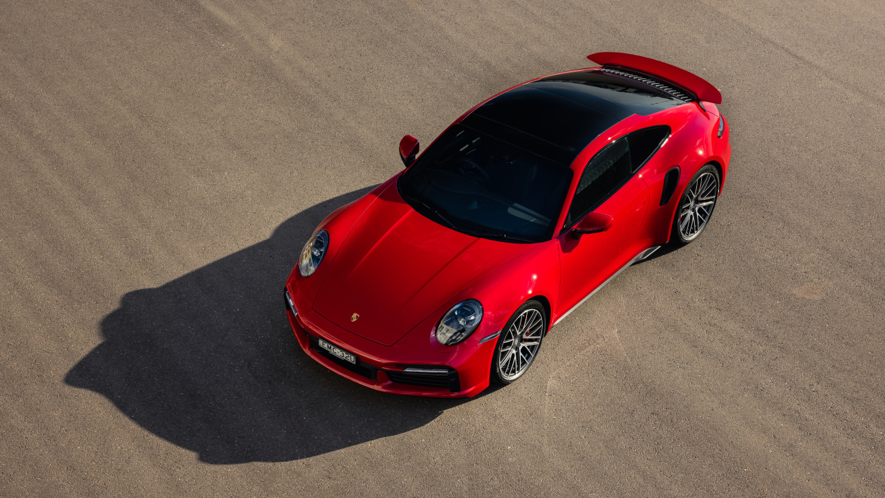 Красный автомобиль Porsche 911 Turbo 2021 года вид сверху