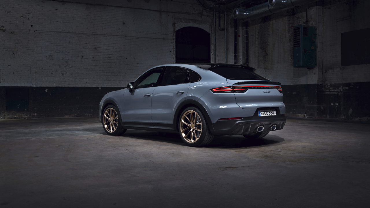 Автомобиль Porsche Cayenne Turbo GT 2021 года вид сзади