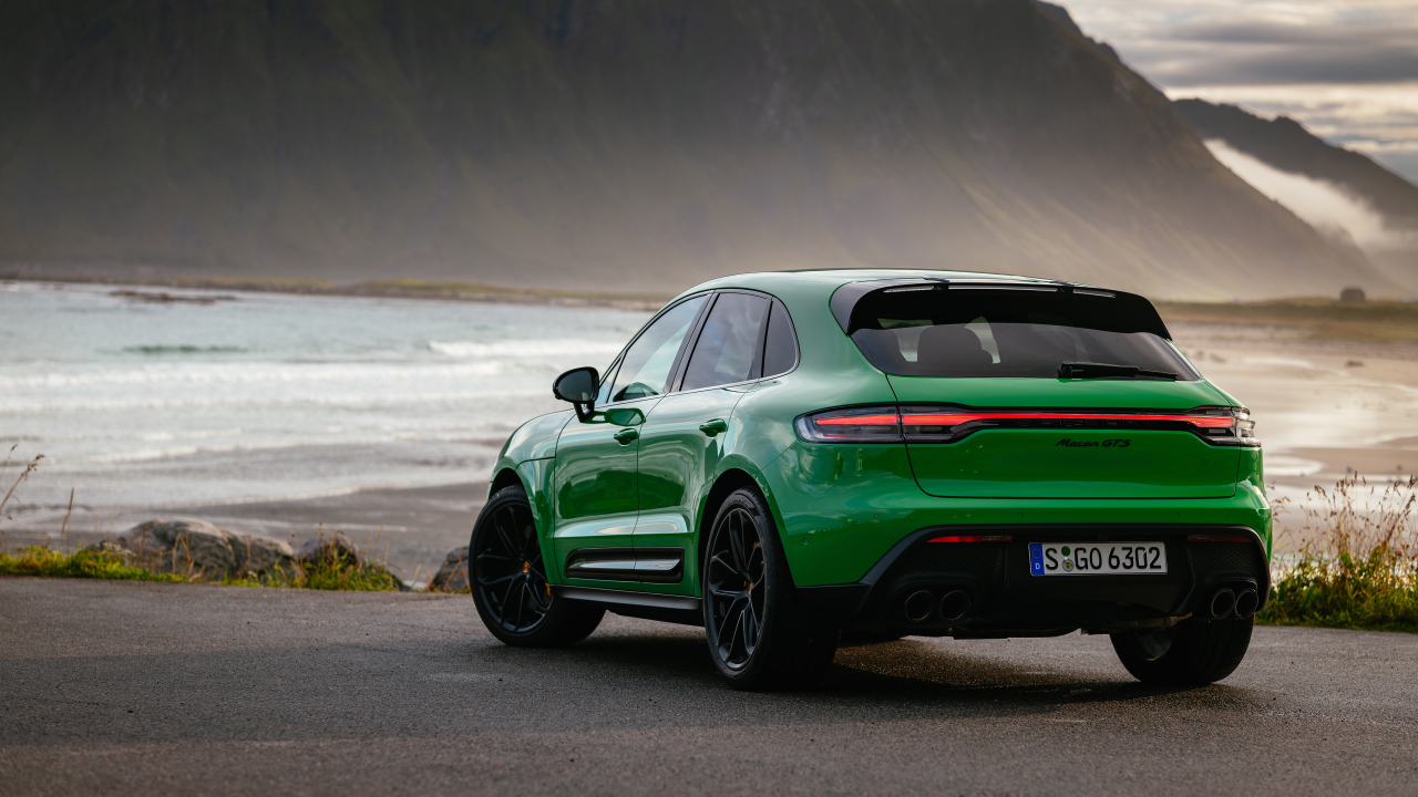 Автомобиль Porsche Macan GTS Sport Package 2021 года вид сзади
