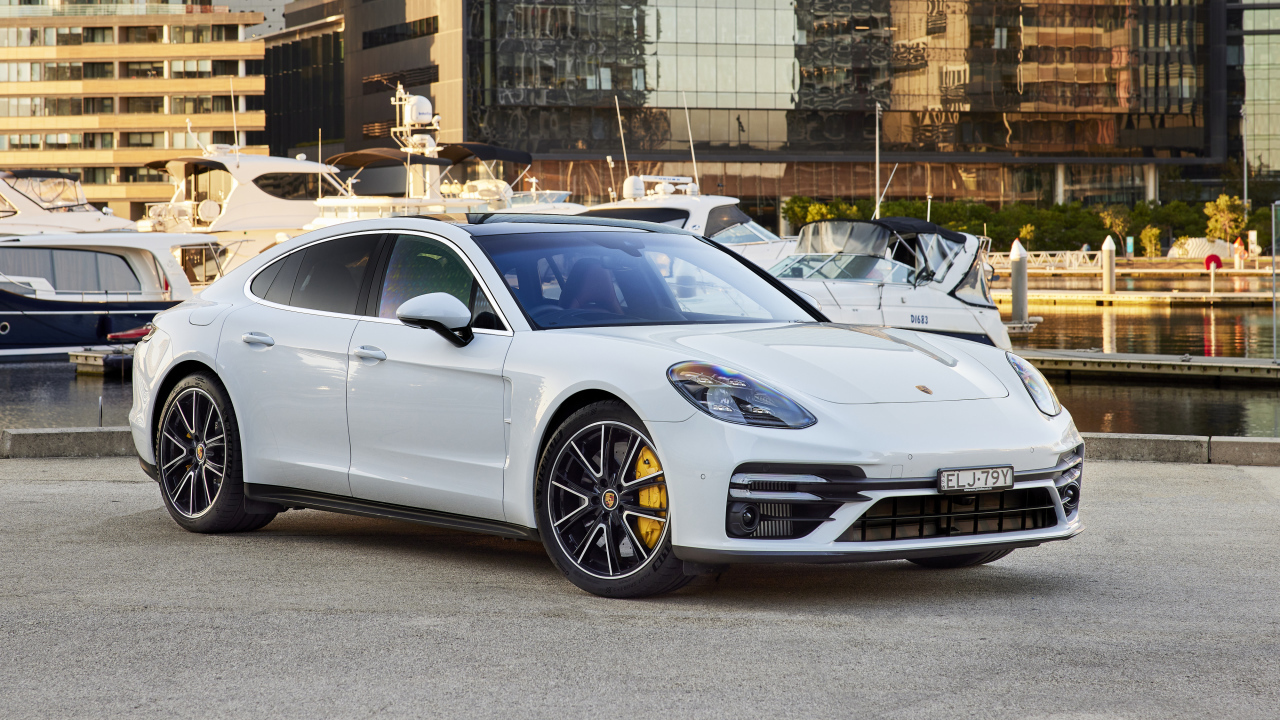 Белый автомобиль Porsche Panamera Turbo S 2021 года вид спереди