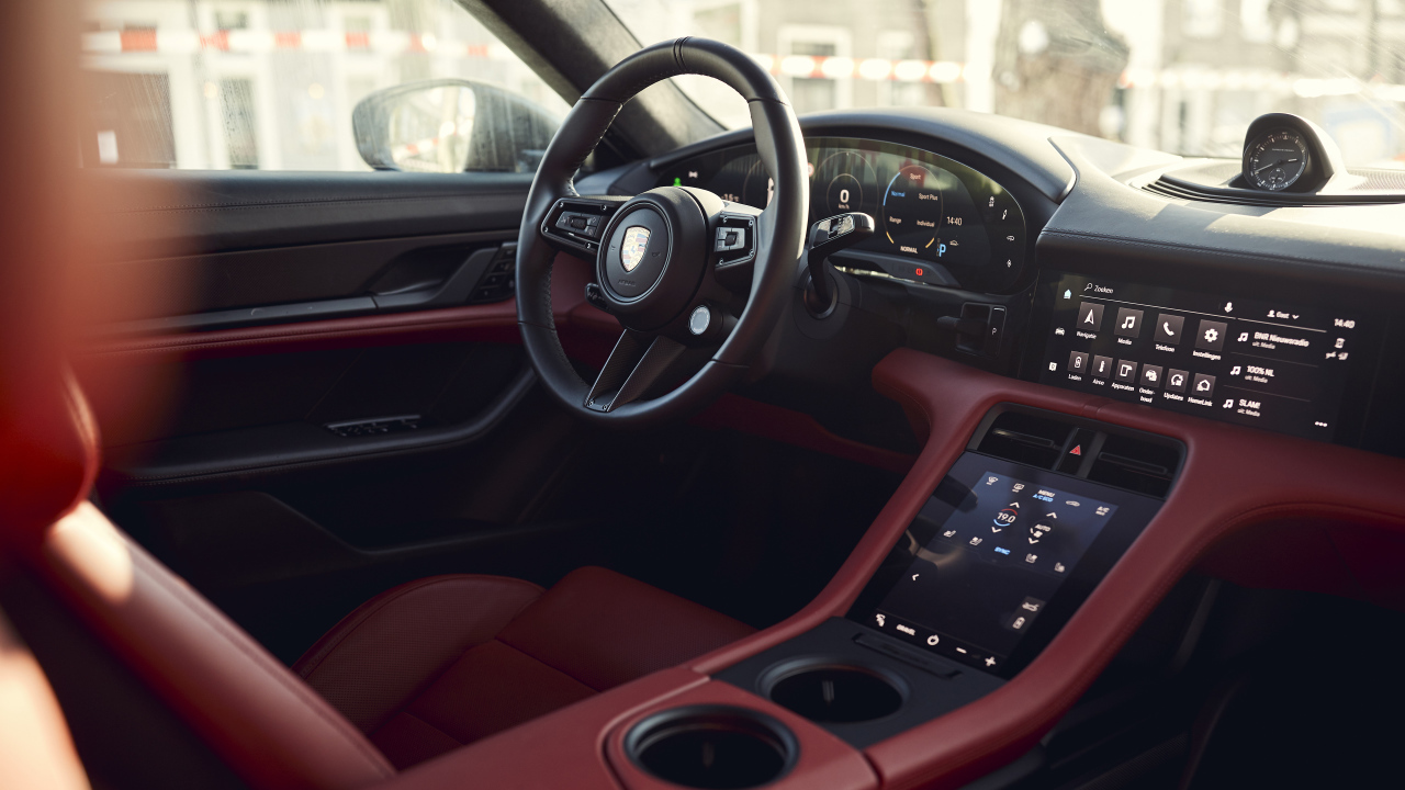 Кожаный салон автомобиля Porsche Taycan Turbo S Cross Turismo 2021 года