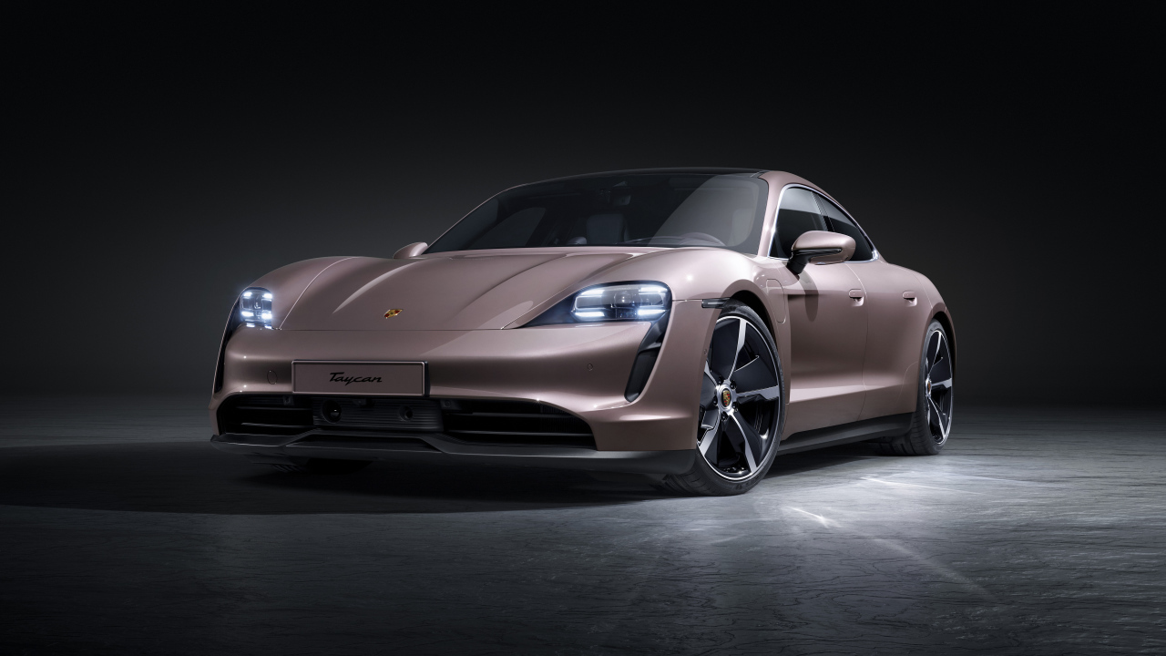 Спортивный автомобиль  Porsche Taycan 2021 года на черном фоне