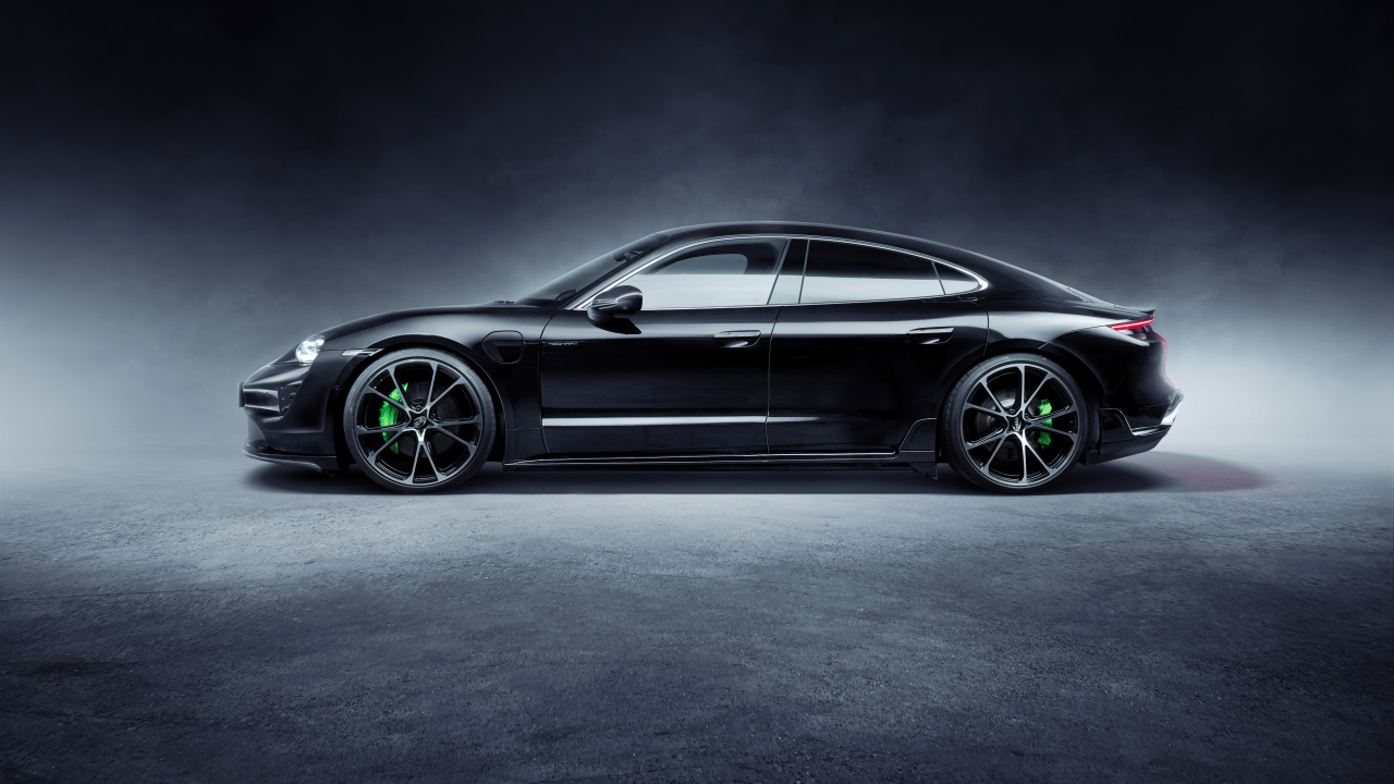 Черный Porsche Taycan Aerokit 2021 года вид сбоку