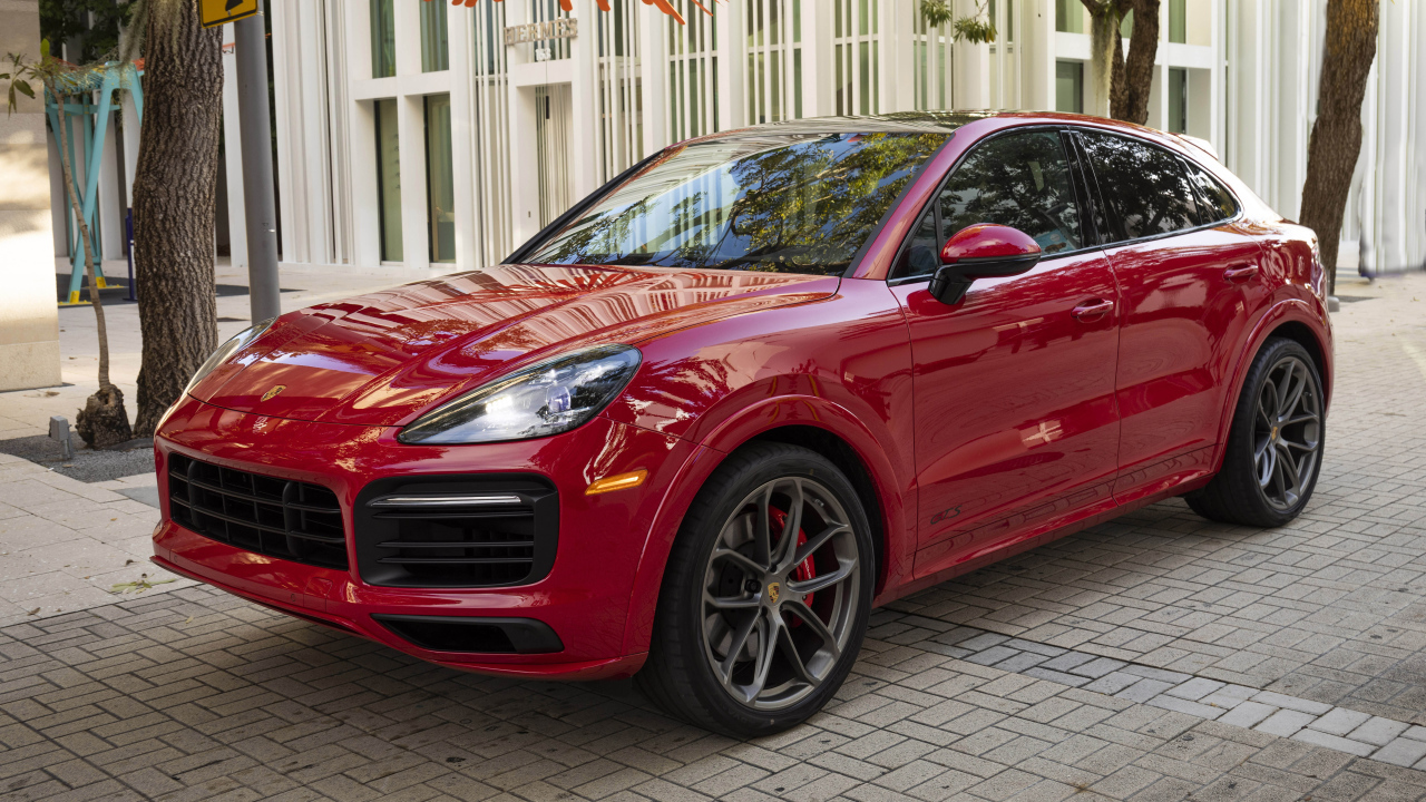 Красный кроссовер Porsche Cayenne GTS, 2021 года