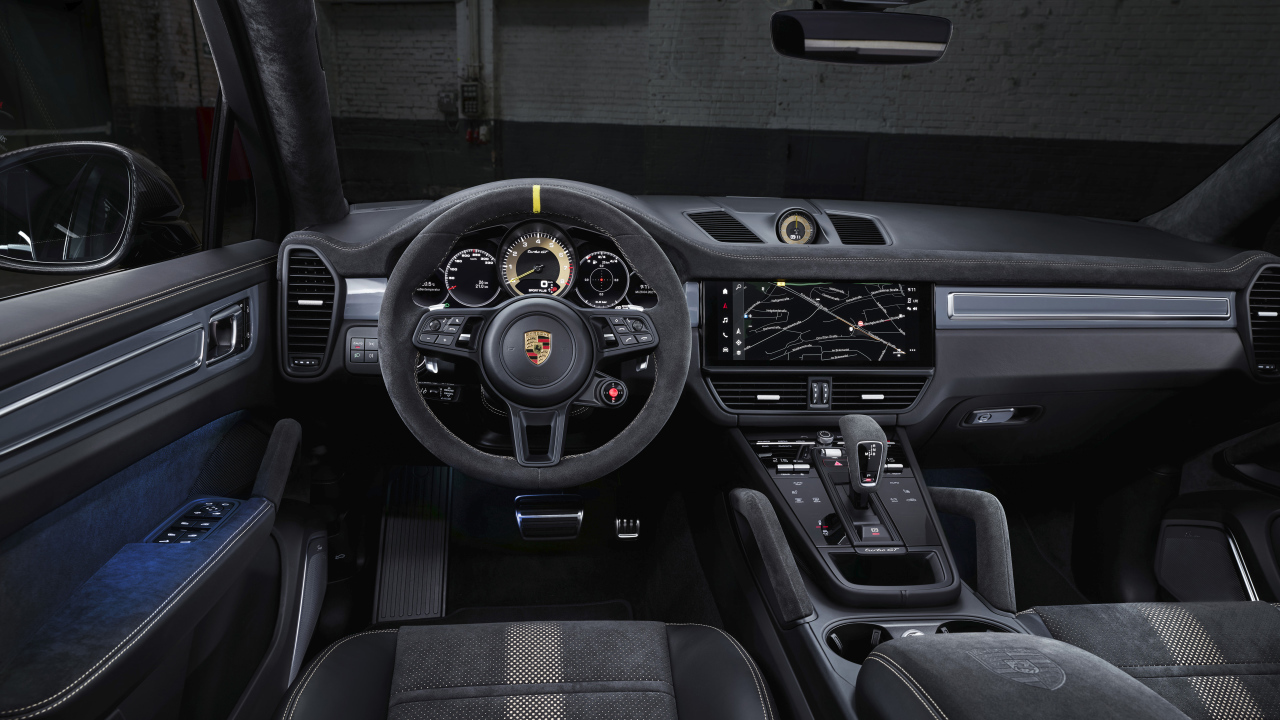 Салон автомобиля Porsche Cayenne Turbo GT 2021 года