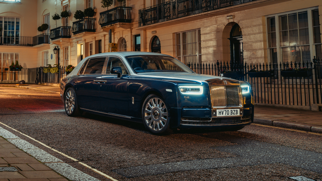 Синий дорогой автомобиль Rolls-Royce Phantom Extended, 2021 года в городе