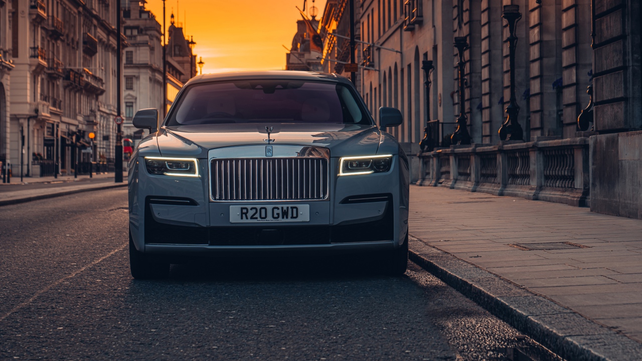Дорогой автомобиль Rolls-Royce Ghost 2021 года вид спереди