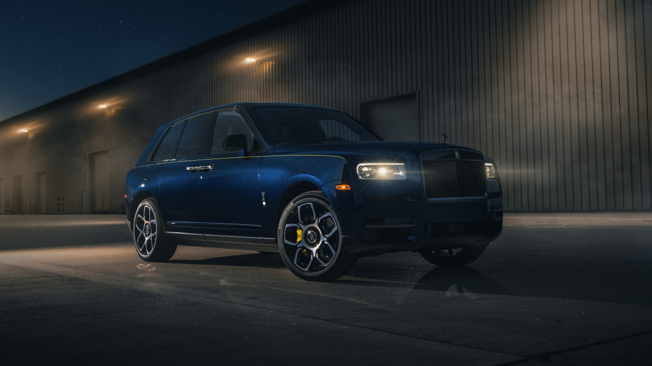 Дорогой стильный внедорожник Rolls-Royce Cullinan Black Badge 2021 года
