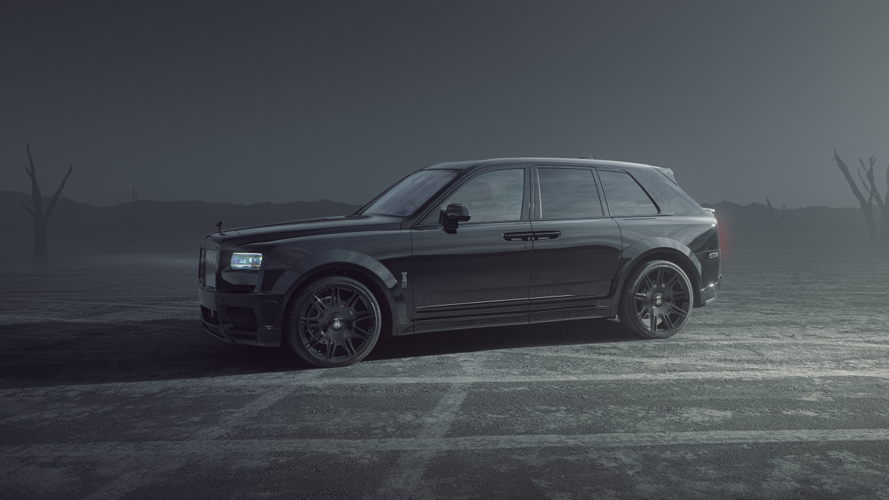 Автомобиль Rolls-Royce Cullinan, 2021 года в тумане