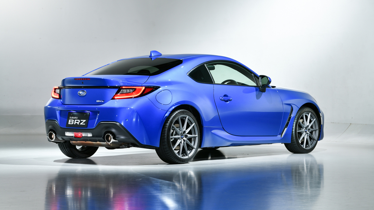 Синий автомобиль Subaru BRZ 2021 года вид сзади
