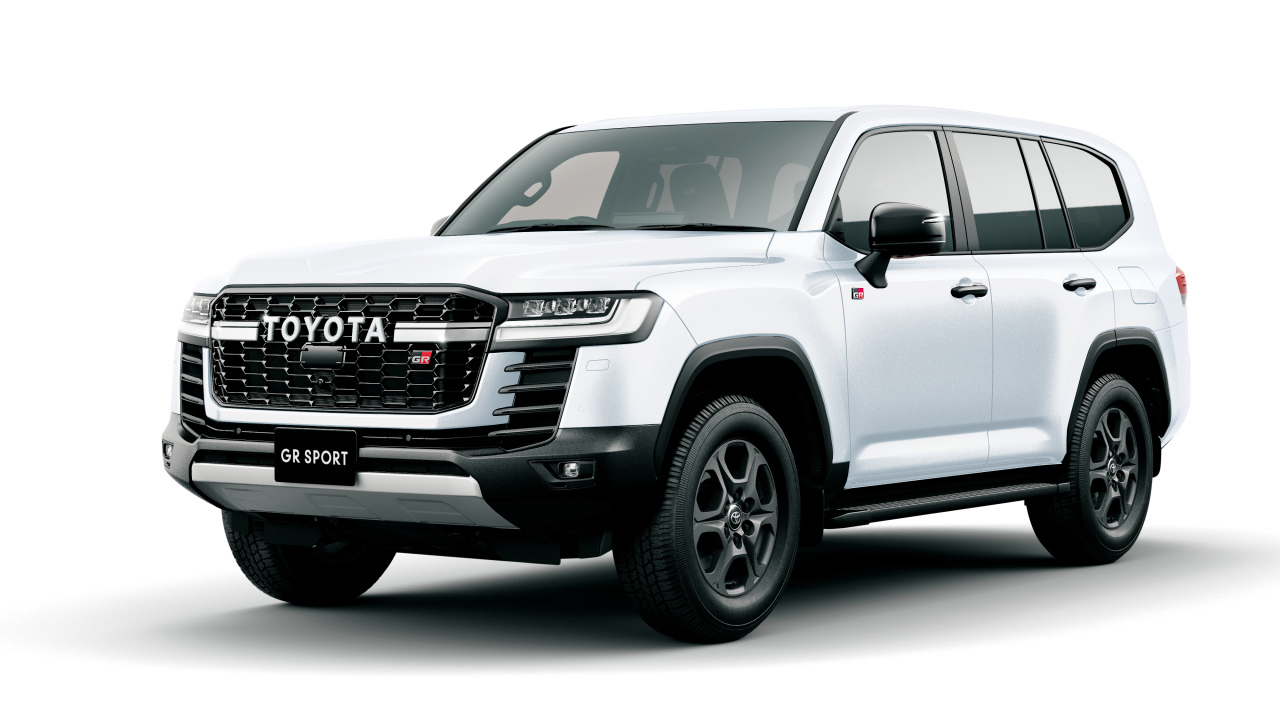Большой автомобиль Toyota Land Cruiser GR Sport 2021 года на белом фоне 
