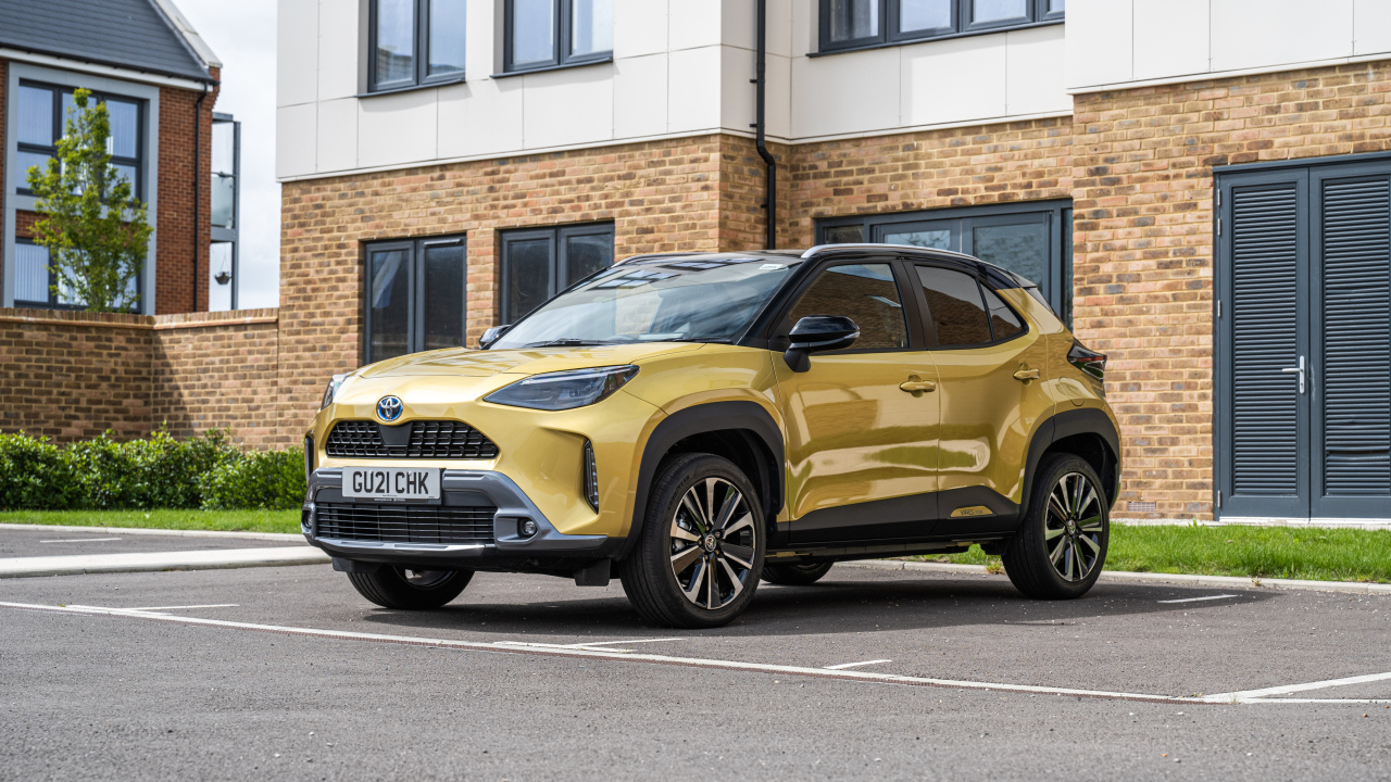 Внедорожник Toyota Yaris  у дома