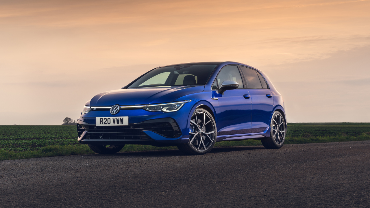Синий автомобиль Volkswagen Golf R 2021 года