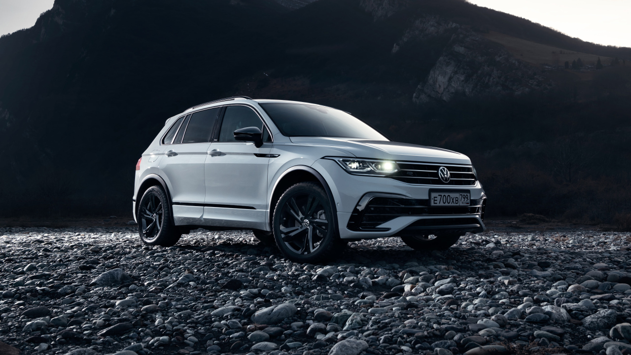 Внедорожник Volkswagen Tiguan 4MOTION R-Line 2021 года в горах