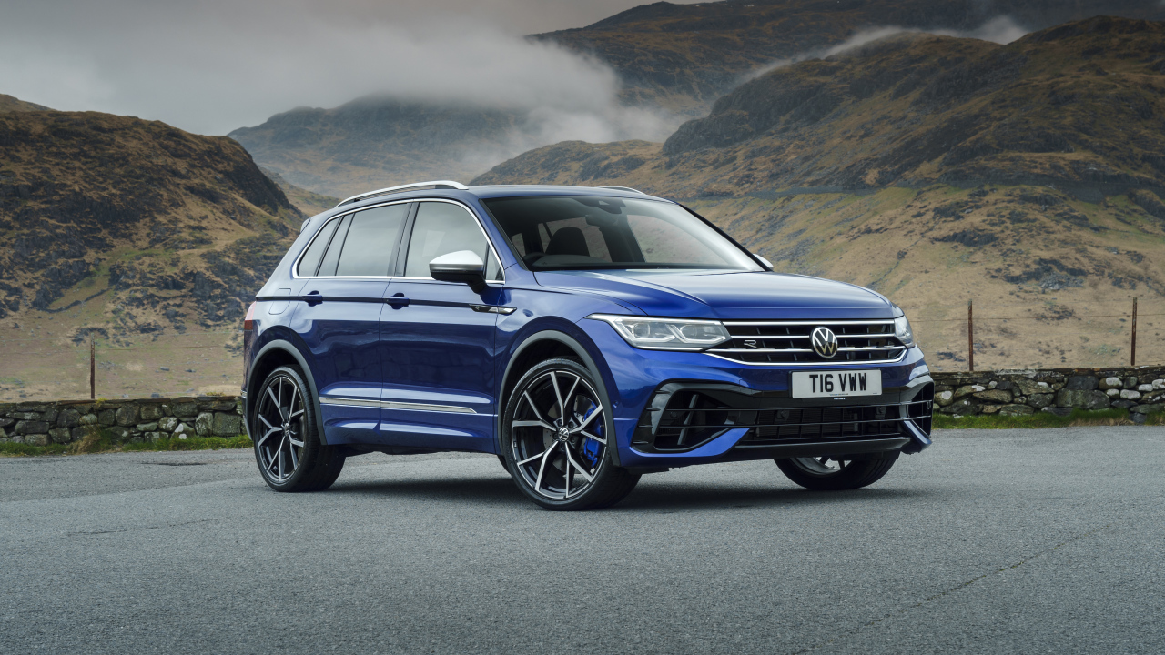Синий кроссовер Volkswagen Tiguan R 2021 года на фоне гор