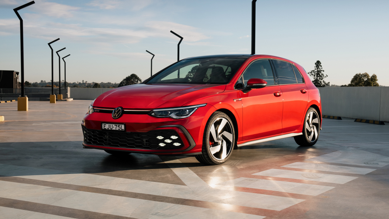 Красный Volkswagen Golf GTI 2021 года