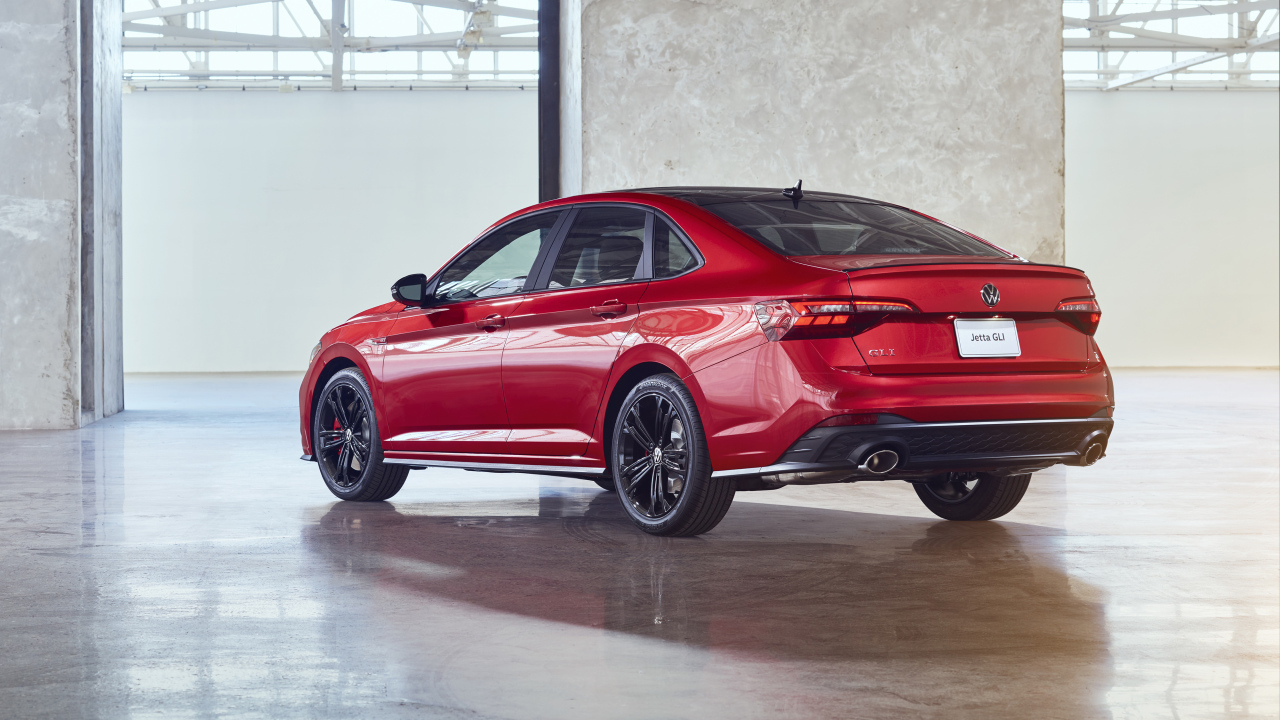 Красный автомобиль Volkswagen Jetta GLI, 2022 года вид сзади