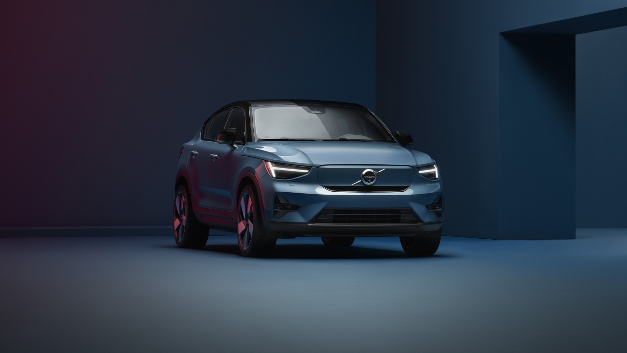 Автомобиль Volvo C40 Recharge 2021 года на синем фоне