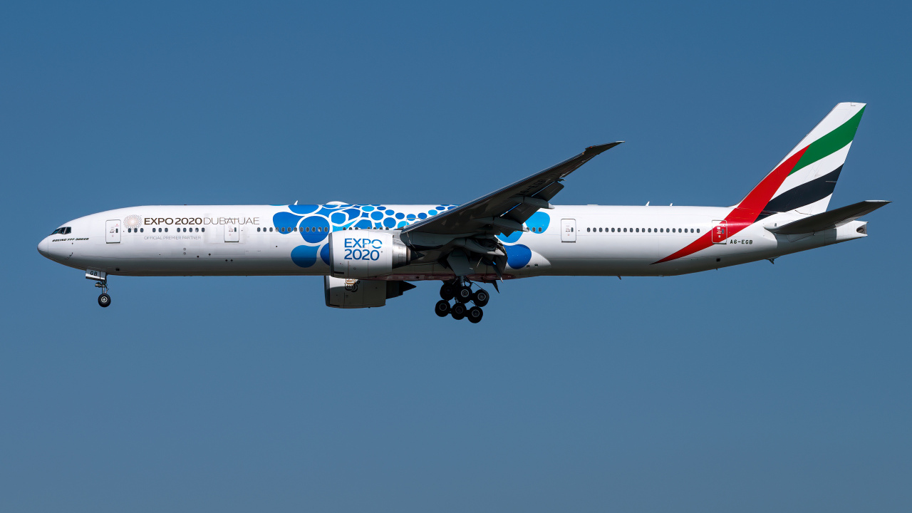 Пассажирский Boeing  777-300ER авиакомпании  Emirates в небе