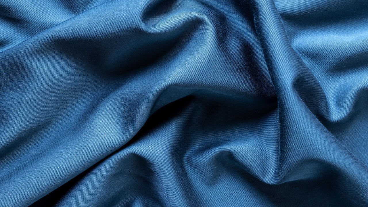 Кусок синей ткани крупным планом