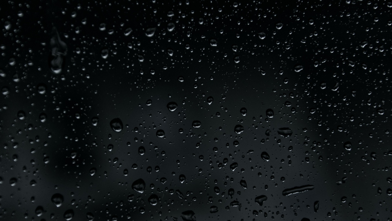 Брызги дождя на черном фоне 
