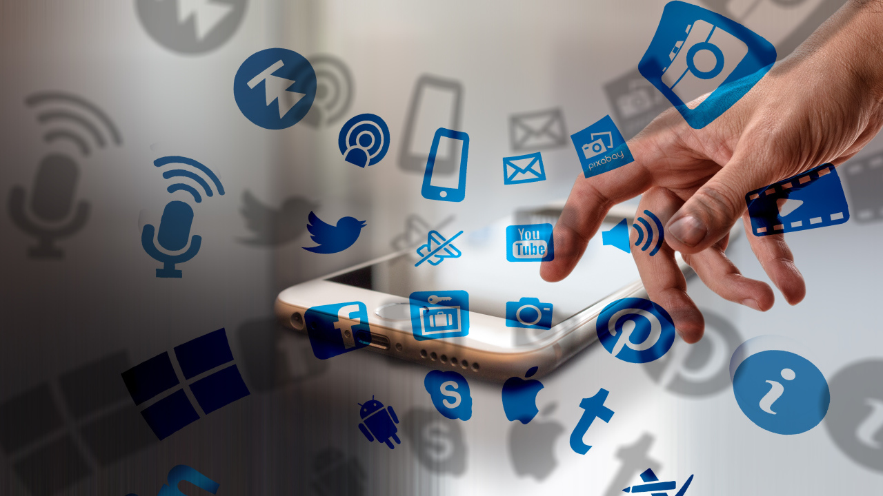 Значки социальных сетей со смартфоном 