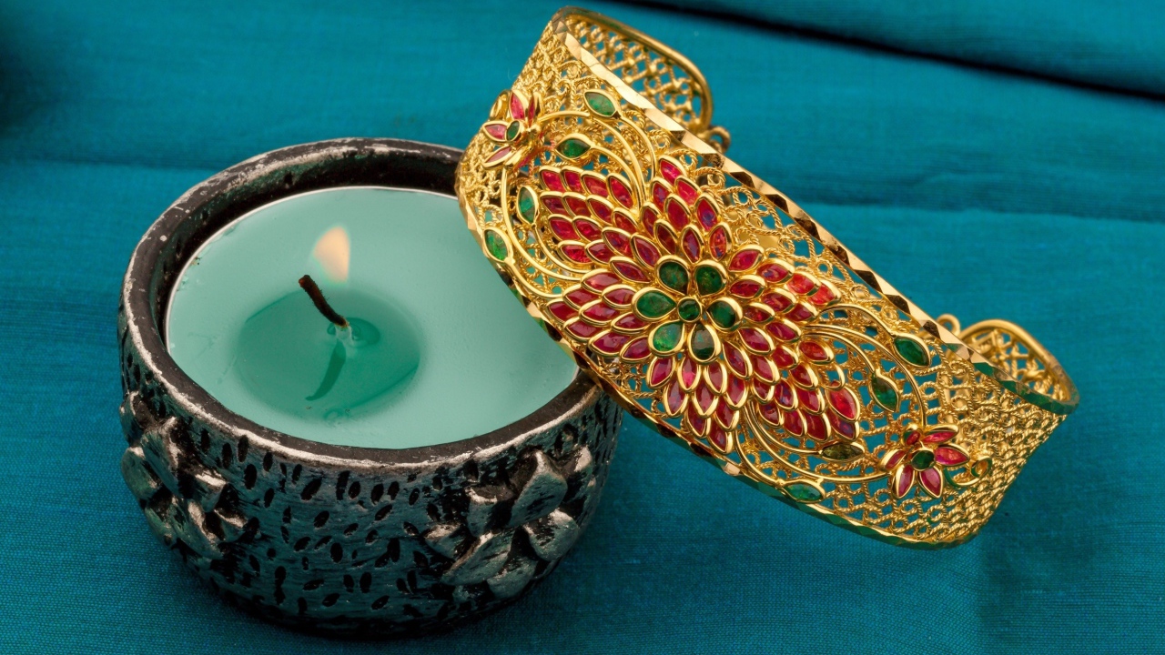 Красивый браслет со свечой на синем покрывале 