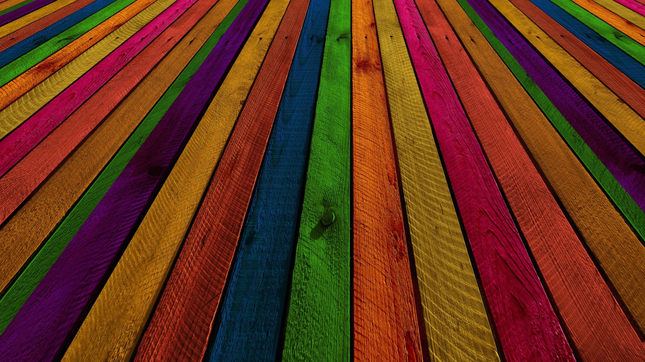 Красивые разноцветные доски на заборе