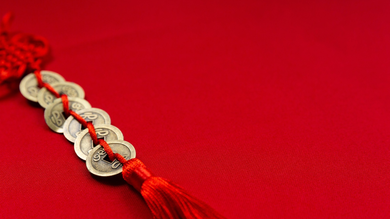 Китайское украшение на красном фоне