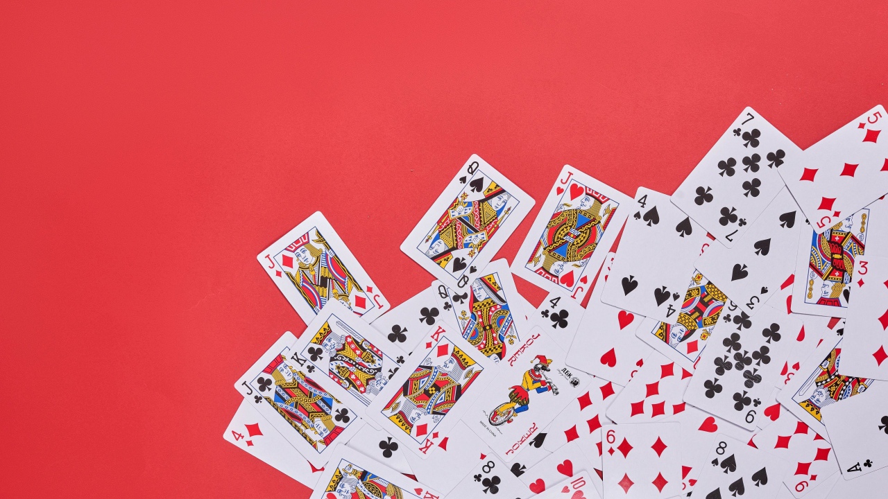 Колода игральных карт на красном фоне