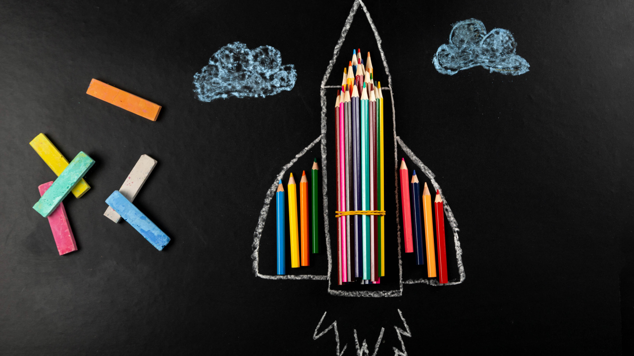 Нарисованная ракета с мелом и карандашами 