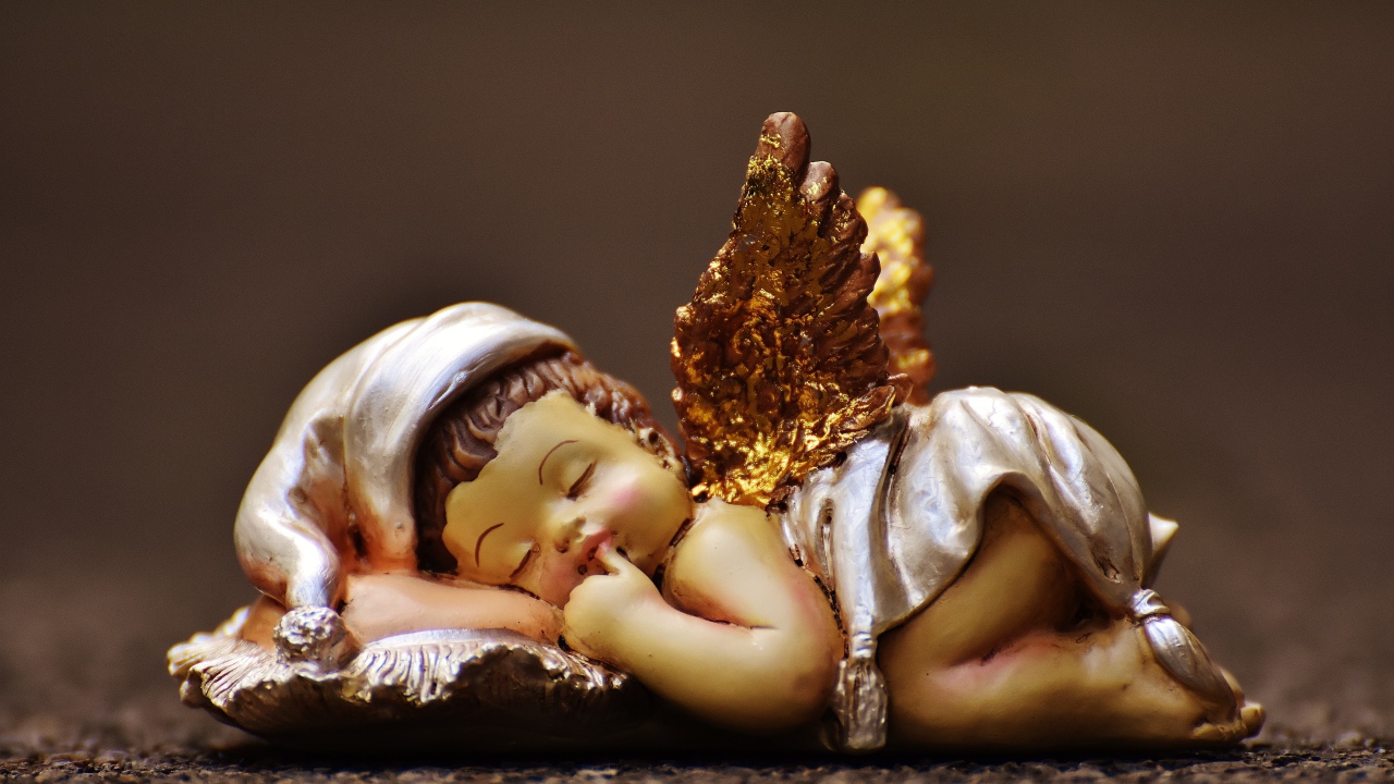 Статуэтка спящий купидон 