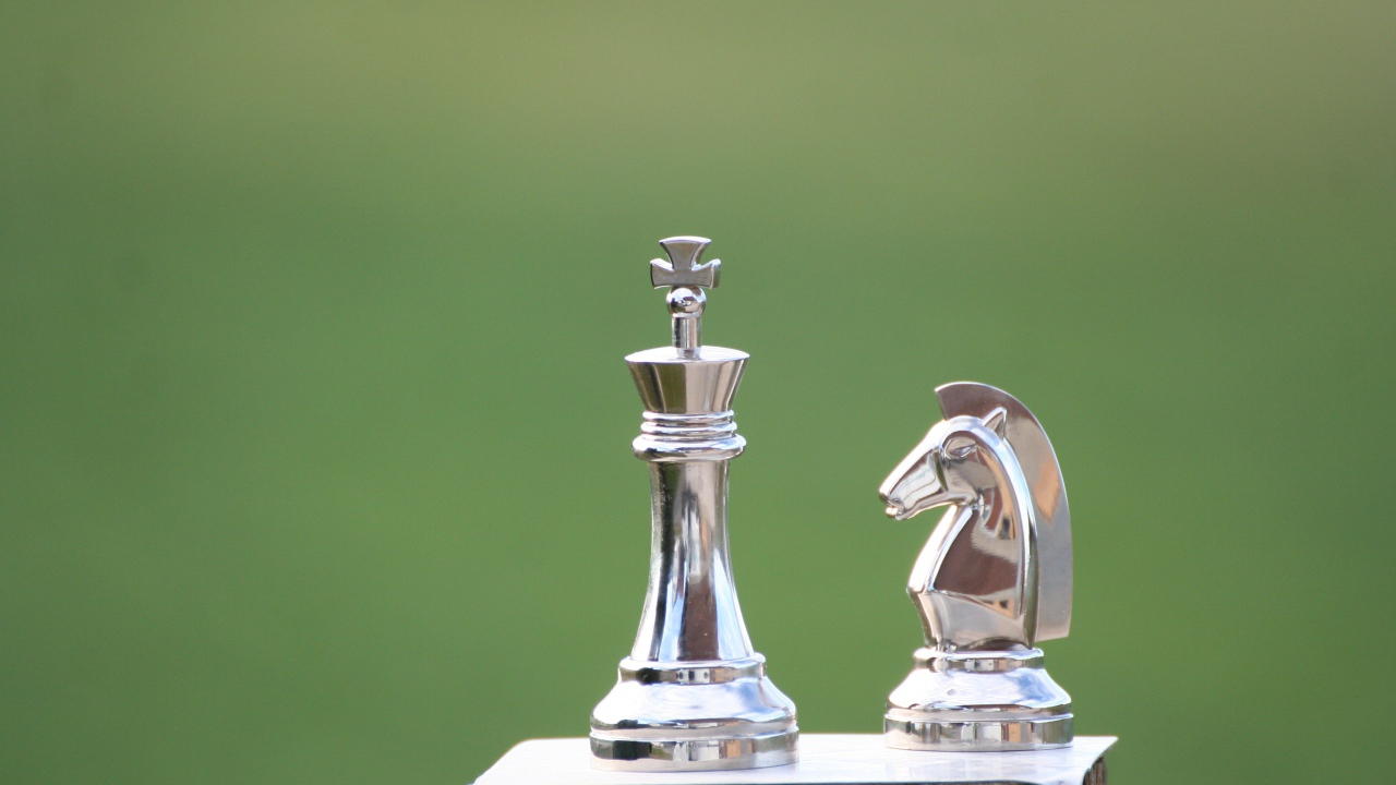 Металлические шахматные фигуры крупным планом